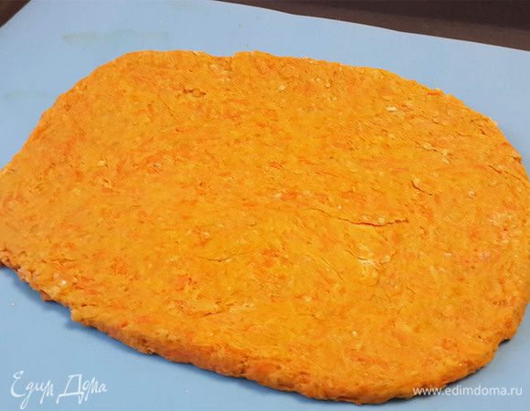 Раскатать все тесто толщиной 1 см. Выпекать в разогретой до 180°C около 40 минут.