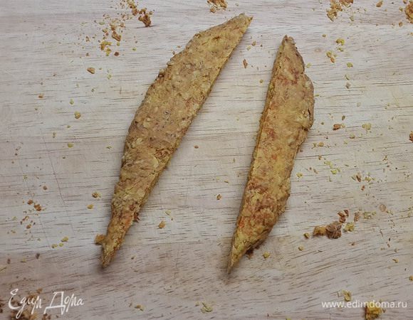 Теплый корж нарезать треугольниками (а-ля морковка). На фото обрезки)