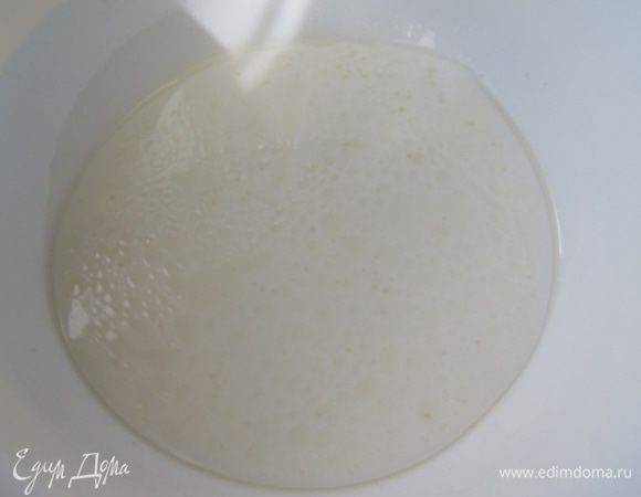 Смешать жидкие ингредиенты (молоко, воду и растительное масло) и подогреть. Я подогрела в микроволновке и перелила в миску для замеса теста. Температура была около 35°C.