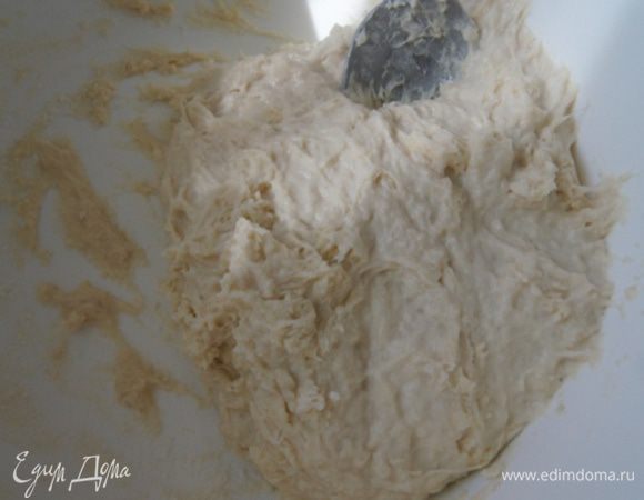 Теперь просто соединить сухие и жидкие ингредиенты и ложкой замесить густое, липкое тесто.