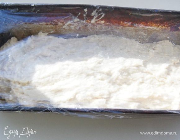 Форму для хлеба прямоугольной формы смазать растительным маслом и переложить в нее тесто. Накрыть пленкой и поставить в теплое место, без сквозняков на 1 час. У меня форма для хлеба 30 на 8 и 7 высотой, но лучше форму взять поменьше, если имеется, хлеб вырастет повыше)