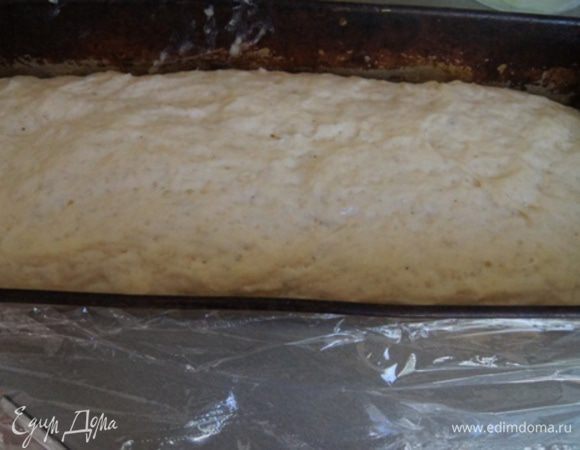 Через час тесто вот как поднялось.
Разогреть духовку до 190°C. Выпекать хлеб 25 минут до золотистой корочки. Готовность проверить на сухую палочку.