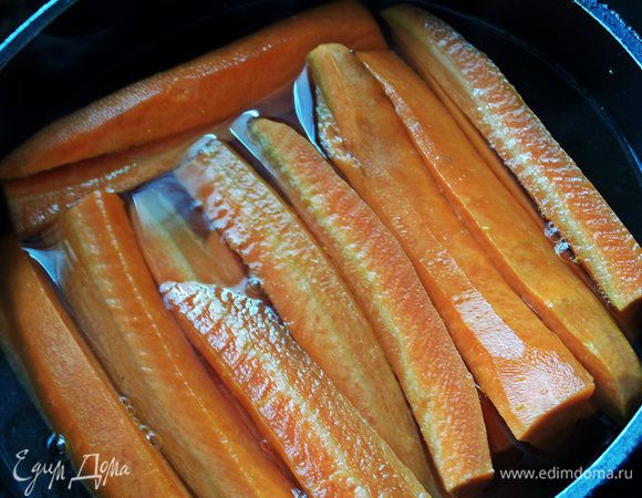 Заливаем горячей водой и ставим на огонь.