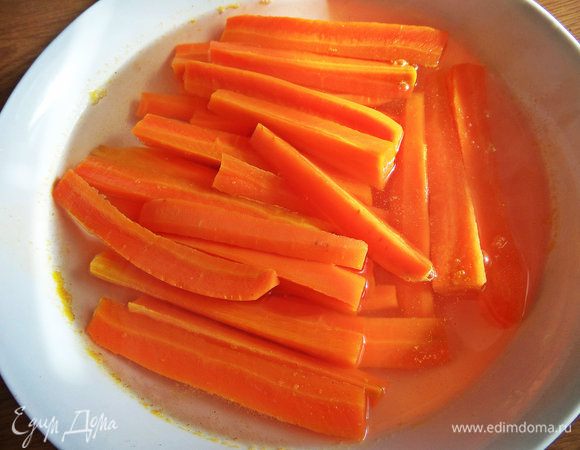 Перенести морковь в ледяную воду, лучше со льдом. Так она останется хрустящей!