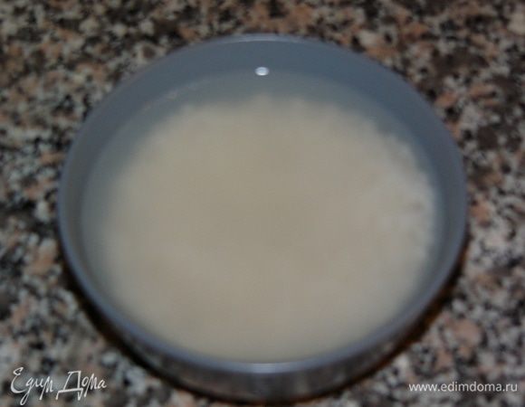 1 неполный стакан риса промываем водой и заливаем кипятком минут на 10, пока возимся с артишоком.

Одновременно ставим на плиту небольшую кастрюльку с водой и доводим воду до кипения.