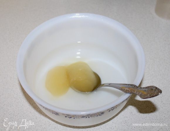 В теплой воде растворите мед, сахар и соль.