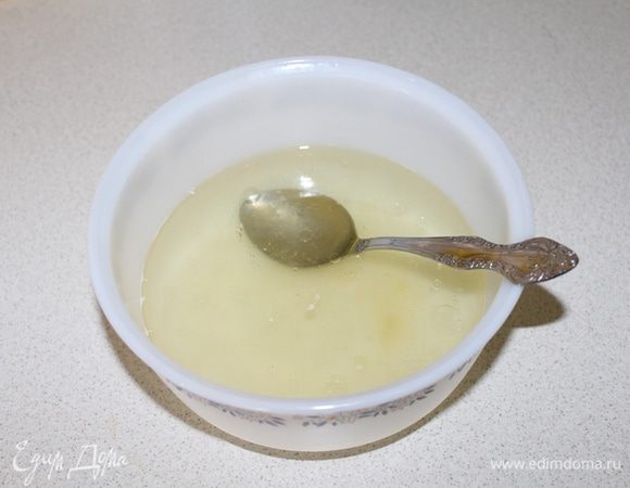 Добавьте растительное масло.