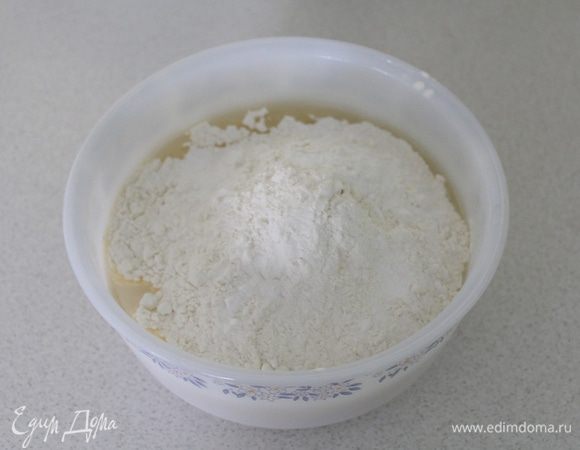 Затем муку с содой (соду гасить не нужно).