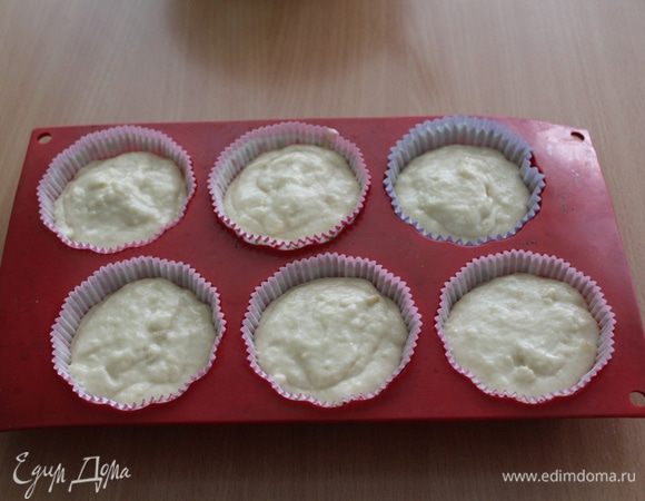 Выложите в формочки на 2/3.