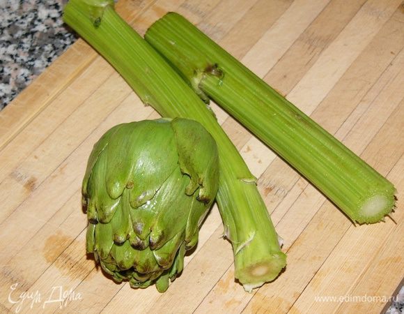 Артишок промываем водой. Отрезаем стебель. 