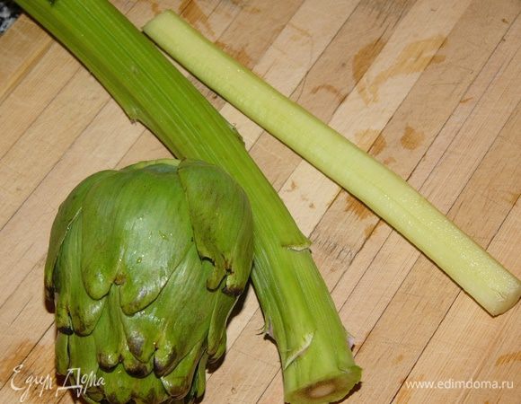 Нам надо срезать сверху ножом волокнистую часть, оставив только мягкую сердцевину. 