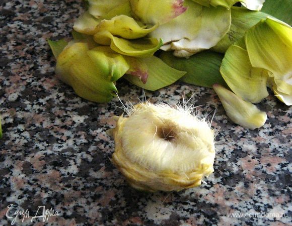 Теперь "цветок". Самые жесткие наружные лепестки можно выбросить, остальные обрываем руками и оставляем. Должна остаться сердцевина, которая сверху покрыта ворсинками. Их тоже надо удалить, используя чайную ложечку. Остается сердцевина в форме блюдца. 