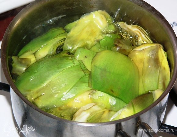 В закипевшую воду добавляем соль и сок половины лимона, минут 5 отвариваем в воде лепестки, стебель и сердцевину.