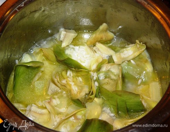 Добавляем артишок, соль и кипяток, чуть покрывая содержимое (воды уходит немного больше, чем риса, то есть примерно стакан). Я добавляла с водой и отвар артишока. Закрываем крышкой и готовим 12 минут. После чего выключаем и даем настояться, не открывая крышки, 15-30 минут.