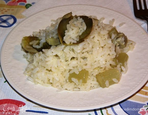 Готовый пиляв выкладываем в тарелку и подаем. Можно добавить петрушки или укропа.

Ах да, как есть листья? С них надо обгладывать мякоть, протаскивая лист между сомкнутыми передними зубами. Жесткую часть выкидываем. Лепестки, которые ближе к сердцевине, более нежные и мягкие, их можно кушать целиком. Если все же лепестки вас пока смущают, готовьте без них.
