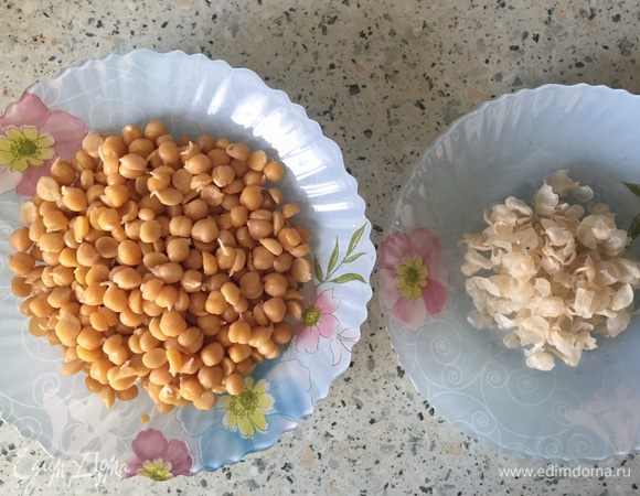 Сваренный нут очистить от шелухи и промыть.