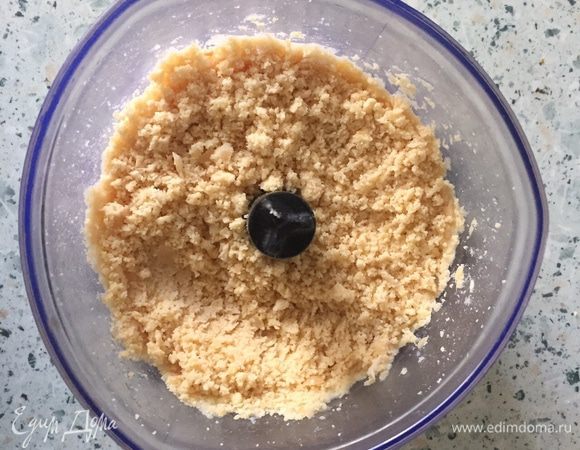 Перетереть подготовленный нут блендером в кашу. Тем временем поставить духовку разогреваться до температуры 200°C.