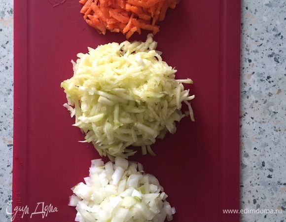 Цукини и морковь трем на средней терке, а луковицу мелко режем.