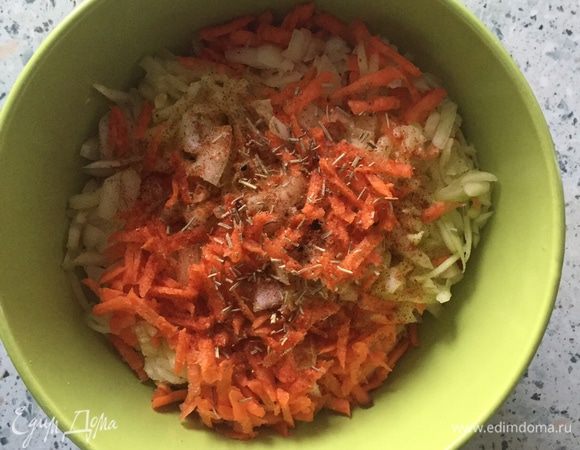 Перетертый нут и нарезанные овощи соединяем в миске, добавляем 2 столовые ложки соевого соуса, выжимаем в миску сок половины лимона и добавляем все специи. Если у вас насыщенный соевый соус, то соль дополнительно можно не добавлять.  