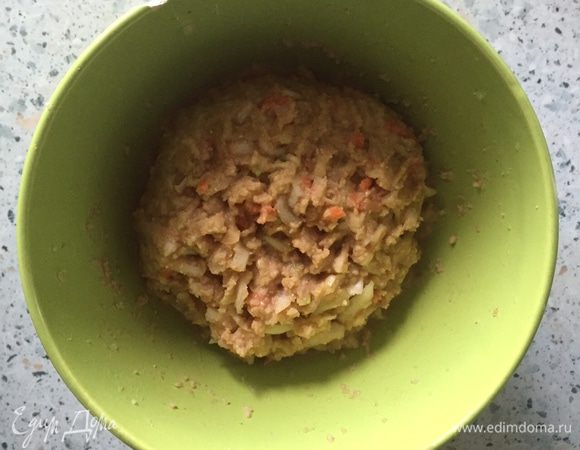 Хорошо перемешиваем все ингредиенты и формируем тесто.