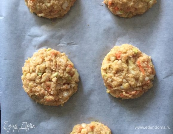 Из теста лепим 5 котлет по форме и размеру ваших хлебцев, хорошо утрамбовываем их и помещаем на противень на пергамент для выпечки. По желанию можно предварительно смазать пергамент оливковым маслом. Помещаем противень с котлетами в духовку и оставляем выпекаться в течение 30 мин.