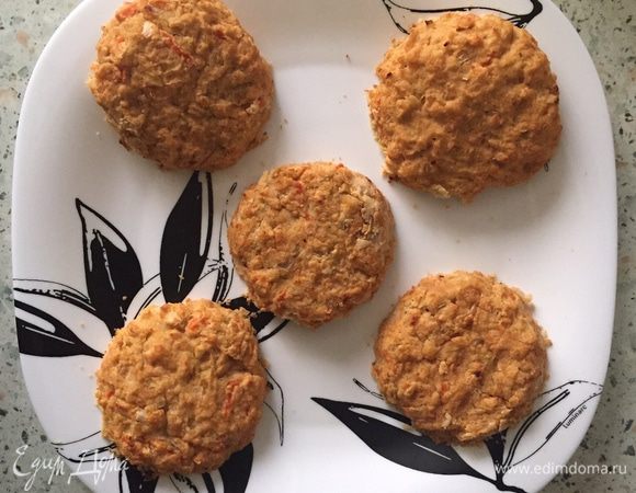 Когда котлеты хорошо подрумянятся, вынимаем их из духовки и даем остыть. Лучше работать с ними при помощи лопатки, чтобы сохранить их красивую форму. 