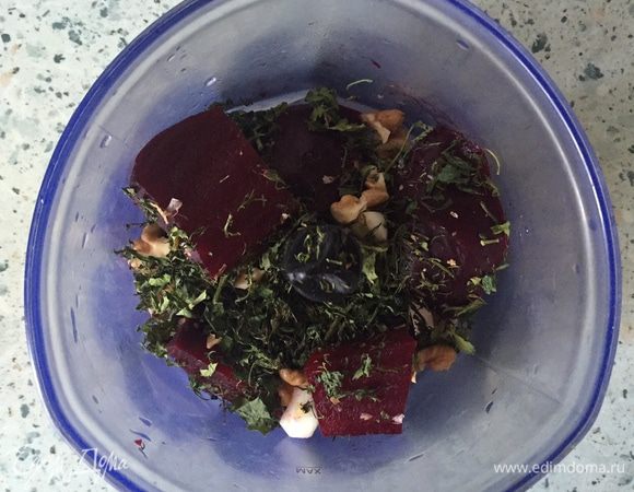 Помещаем все ингредиенты в чашу и перетираем блендером.