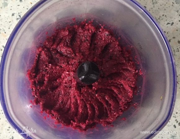 В перетертую массу добавляем по 2 ст. л. оливкового масла и винного уксуса, а также перец и соль и все хорошо перемешиваем. В итоге получаем своеобразный спред, по консистенции похожий на творожный сыр.