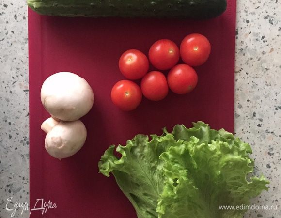 Подготовим овощи для сборки бургера. Для данного рецепта можно взять как помидоры черри, так и нарезанные тонкими ломтиками томаты, но в первом случае бургер будет смотреться более стильно:)