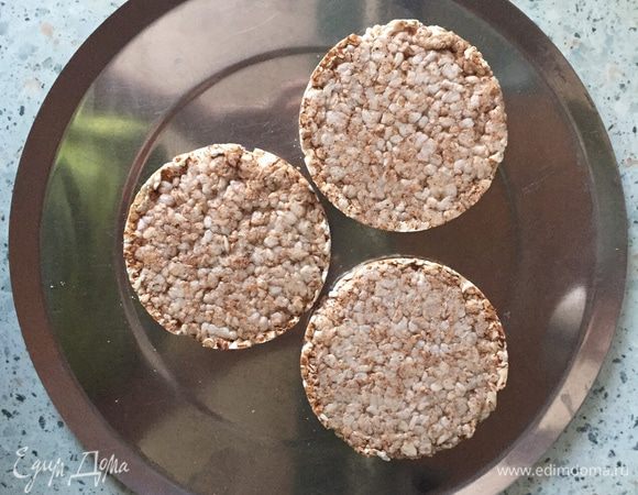 Начинаем сборку бургера. Выкладываем на поднос цельнозерновые хлебцы.