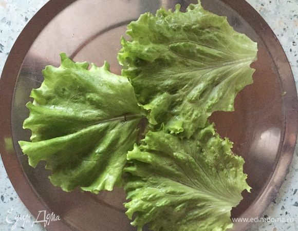 Сверху помещаем листья салата.