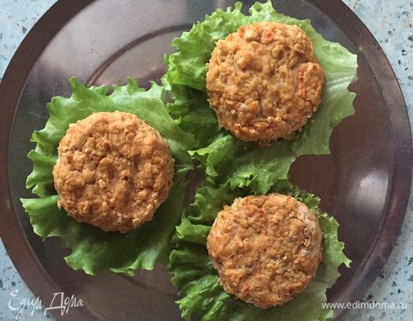 Далее аккуратно выкладываем нутовые котлеты.