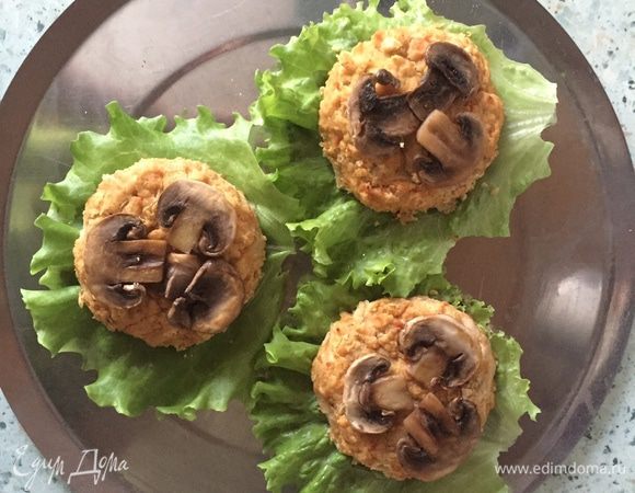 Сверху кладем по 3 ломтика шампиньонов.