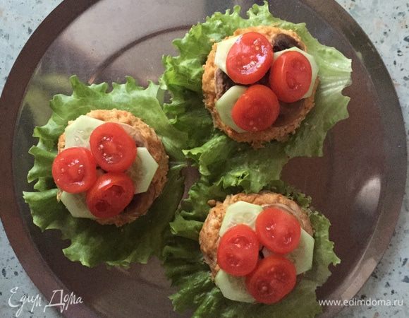 И затем выкладываем по 3 ломтика овощей: можно сначала слой огурцов, затем слой помидоров, а можно одновременно — так бургеры будут более плоскими и удобными для откусывания:)