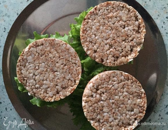 Оставшиеся хлебцы смазываем свекольным соусом и накрываем бургеры смазанной стороной вниз. Готово!

Приятного аппетита и вкусного поста!:)