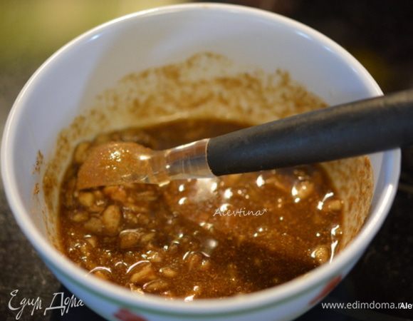 Смешать соль, кумин, кориандр молотые, оливковое масло 3 ст.л. Добавить нарезанный чеснок.