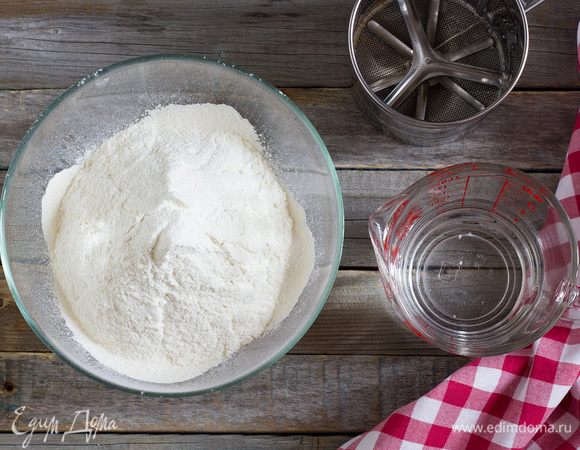 Муку с солью просейте горкой в миску.