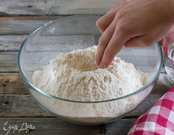 В центре горки сделайте углубление.