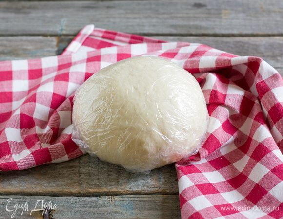 Заверните тесто в пленку, оставьте на 30–40 минут.