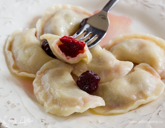 Отварите в подсоленной воде 5-7 минут до готовности. Подавайте с соусом.