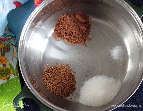 Время приготовления указано без учета затраченного времени на приготовление основы для пирожного (далее "бисквит"). Для "бисквита" в емкости для замеса теста (очень люблю возиться с тестом и всегда для замеса использую кастрюльку 5л., прям в ней весь процесс замеса теста и происходит, что очень удобно — поверхность стола остается чистой) смешать кофе растворимый, какао-порошок, соль и сахарный песок.