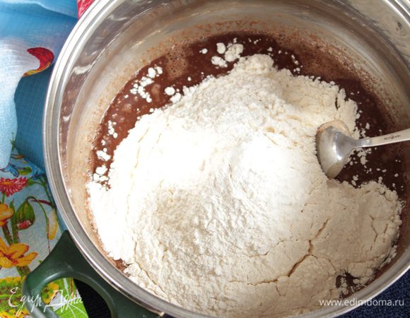 Добавить просеянную пшеничную муку, только не всю сразу, может потребоваться меньшее количество. Обычно, когда я готовлю по рецептам девочек, то моей муки уходит больше. Лучше добавлять порциями.