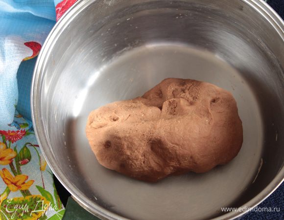 Замесить тесто, тщательно его вымесить. Тесто должно получиться не липнущее к рукам, пластичное, но не тугое.