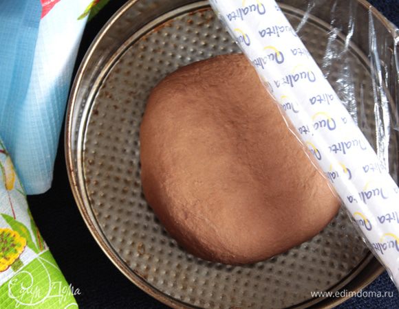 Сформовать "колобок", приплюснуть его и выложить в смазанную форму для выпечки. Форму закрыть пленкой и оставить на несколько часов для расстойки теста.