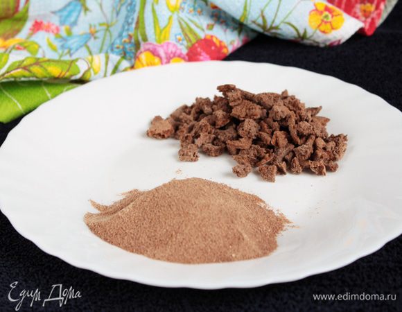 Обычно я делаю так: превращаю "бисквит" в мелкие кубики, подсушиваю их в духовке и измельчаю полученные сухарики в кофемолке. Можно пропустить через мясорубку, но крошка будет покрупней, хотя на вкусе это никак не отразится. Основа для пирожных готова.