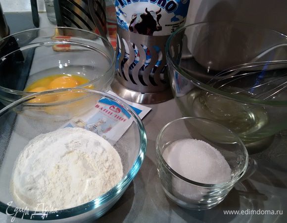 Муку с крахмалом просеять. Желтки отделить от белков.