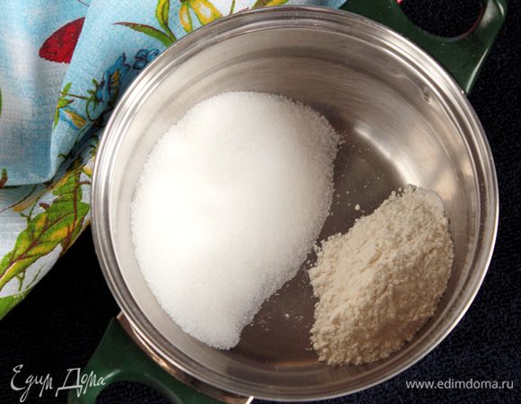 Теперь необходимо приготовить крем. Для крема в жаропрочной емкости смешать сахар и просеянную пшеничную муку.