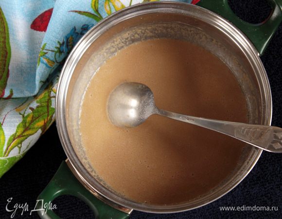 Развести смесь сахара и муки холодной водой. Добавить кунжутную пасту и тщательно перемешать.