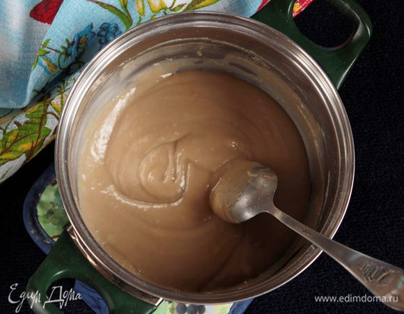 Постоянно помешивая, сварить густой крем. Готовый крем остудить при комнатной температуре.