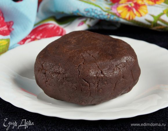 Добавляя частями крошку в крем, замесить крутое тесто, но при этом пластичное.